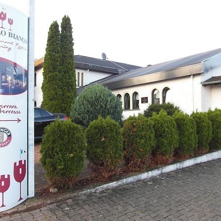 Castello Bianco Hotel Wadern Bagian luar foto