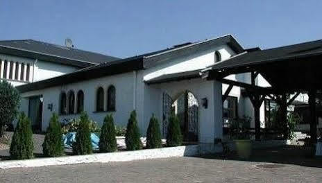 Castello Bianco Hotel Wadern Bagian luar foto